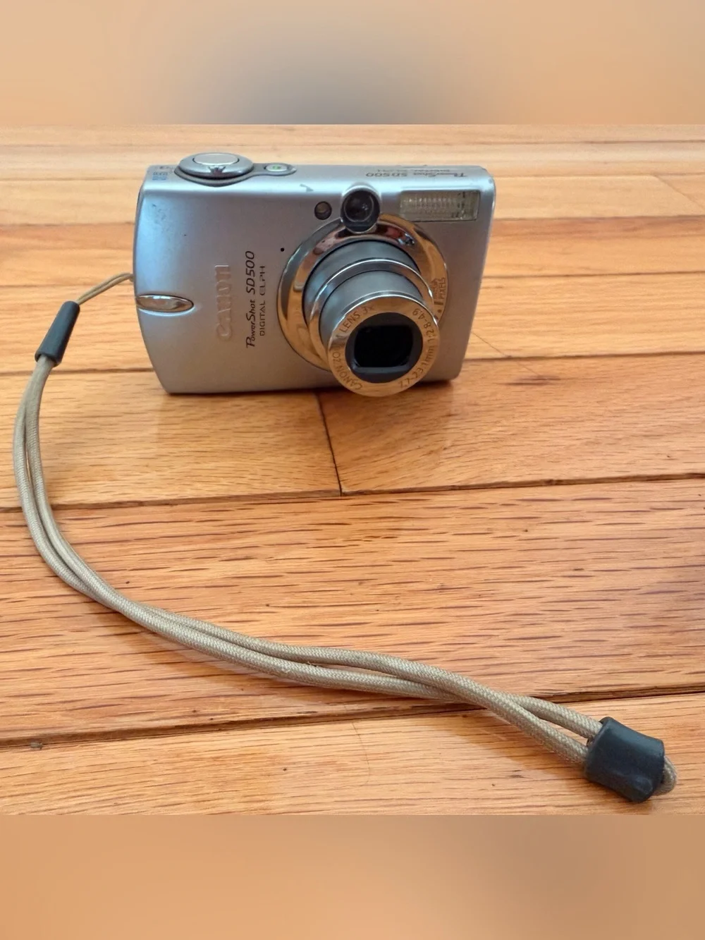 Canon PowerShot SD500 silver digital Elph 7.1 MP battery, charger, cable ,strap